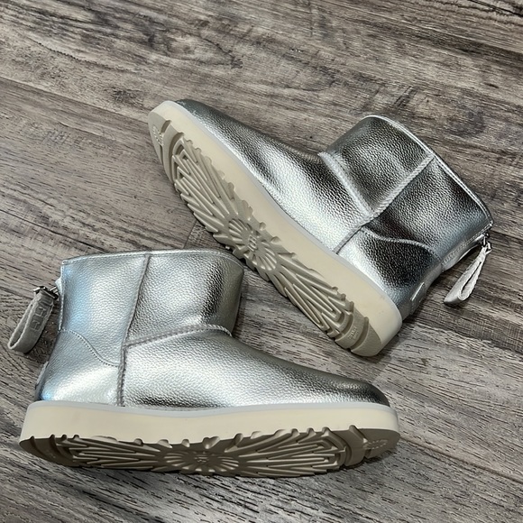 New UGG Silver Classic Mini Zip Logo Shine Boots - Picture 7 of 11